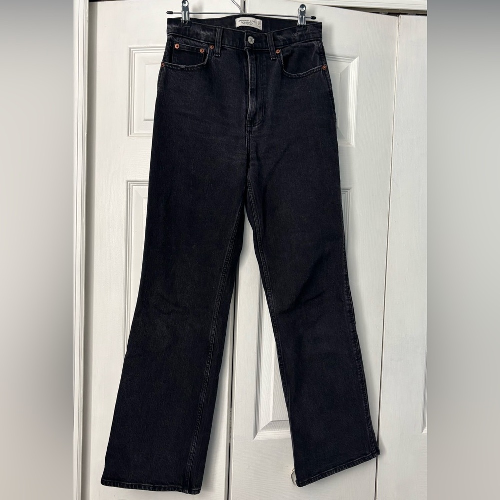 Abercrombie Super High Rise 90s Relaxed Jean in Black Sz 27